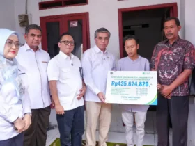 Menaker Yassierli menyaksikan penyerahan santunan kepada ahli waris korban kecelakaan kereta api di Bekasi (foto: Biro Humas Kemnaker for Blok-a.com)