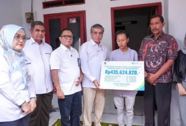 Menaker Yassierli menyaksikan penyerahan santunan kepada ahli waris korban kecelakaan kereta api di Bekasi (foto: Biro Humas Kemnaker for Blok-a.com)