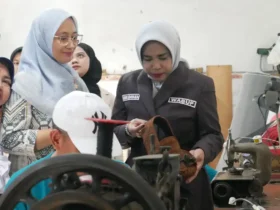 Mimik Idayana, kunjungi galeri UMKM Givari shoes Ponokawan, Kecamatan Krian, Kamis (21/5/2026) (foto: ist)