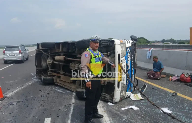 Mobil Elf yang mengalami kecelakaan di ruas tol JoMo nampak terguling di sisi jalur tol (foto: Blok-a.com/Syahrul Wijaya)