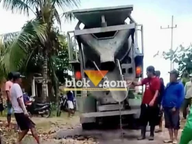 Paguyuban Petani Tebu dan Sopir Truk bahu-membahu memperbaiki jalan rusak di jalur penghubung Desa Gunung Gede menuju Pantai Tambakrejo, Kecamatan Wonotirto, Kabupaten Blitar. (blok-a.com/Fajar)
