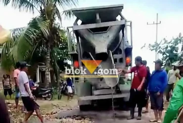 Paguyuban Petani Tebu dan Sopir Truk bahu-membahu memperbaiki jalan rusak di jalur penghubung Desa Gunung Gede menuju Pantai Tambakrejo, Kecamatan Wonotirto, Kabupaten Blitar. (blok-a.com/Fajar)