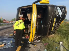Panit PJR 3 Polda Jatim Ipda Ridho Pramana saat di TKP kecelakaan bus Sudiro Tunggal Jaya di tol JoMo (foto: Dokumen PJR 3 Polda Jatim)