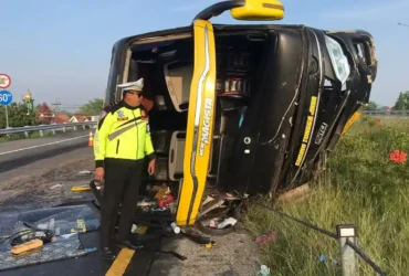 Panit PJR 3 Polda Jatim Ipda Ridho Pramana saat di TKP kecelakaan bus Sudiro Tunggal Jaya di tol JoMo (foto: Dokumen PJR 3 Polda Jatim)
