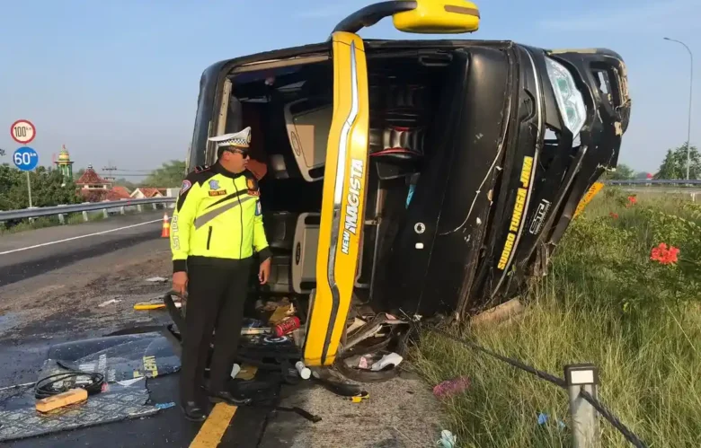 Panit PJR 3 Polda Jatim Ipda Ridho Pramana saat di TKP kecelakaan bus Sudiro Tunggal Jaya di tol JoMo (foto: Dokumen PJR 3 Polda Jatim)