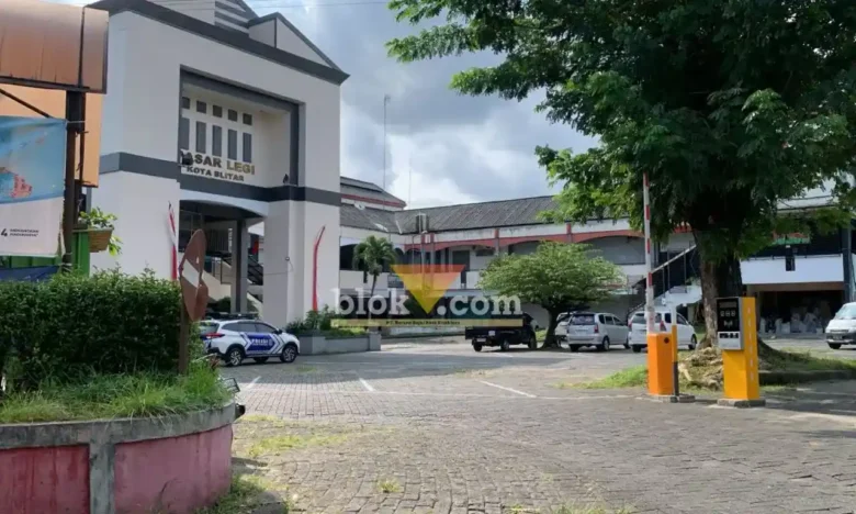 Pasar Legi di Jalan Mawar, Kecamatan Sukorejo, Kota Blitar (foto: Blok-a.com/Fajar)