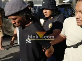 Pelaku pembunuhan mertua perempuan saat digelandang ke Polres Mojokerto.(foto: Blok-a.com/Syahrul Wijaya)