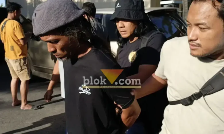 Pelaku pembunuhan mertua perempuan saat digelandang ke Polres Mojokerto.(foto: Blok-a.com/Syahrul Wijaya)