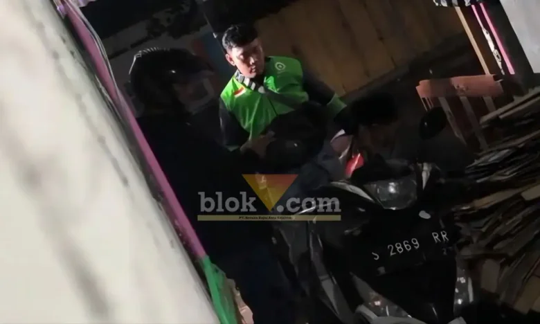 Pelaku yang mengaku aparat penegak hukum dan melakukan aksi pembalakan di sejumlah toko Madura (foto blok-a.com/Syahrul Wijaya)
