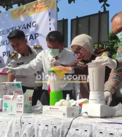 Pemusnahan barang bukti tindak pidana umum yang sudah inkracht di halaman Kejari kabupaten Jombang (foto: Blok-a.com/Syahrul Wijaya)