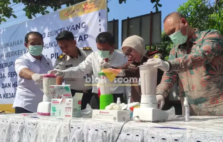 Pemusnahan barang bukti tindak pidana umum yang sudah inkracht di halaman Kejari kabupaten Jombang (foto: Blok-a.com/Syahrul Wijaya)