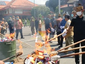 Pemusnahan rokok ilegal secara simbolis di halaman pendopo kabupaten Mojokerto (foto: Blok-a.com/Syahrul Wijaya)