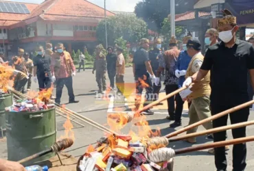Pemusnahan rokok ilegal secara simbolis di halaman pendopo kabupaten Mojokerto (foto: Blok-a.com/Syahrul Wijaya)