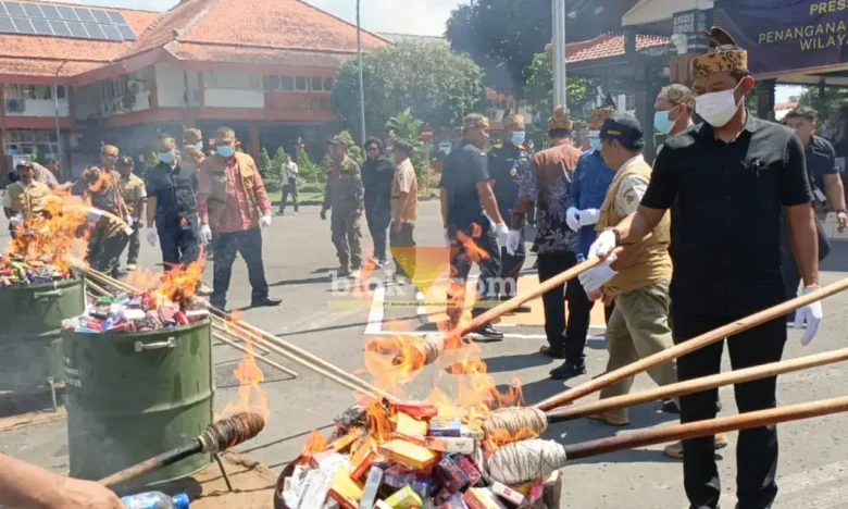 Pemusnahan rokok ilegal secara simbolis di halaman pendopo kabupaten Mojokerto (foto: Blok-a.com/Syahrul Wijaya)
