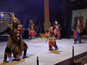 Penampilan tari klono di bawah sinar Bulan Purnama.(blok-a.com/Syahrul Wijaya)