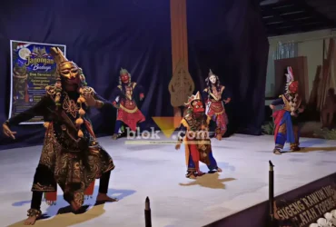 Penampilan tari klono di bawah sinar Bulan Purnama.(blok-a.com/Syahrul Wijaya)