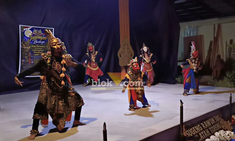 Penampilan tari klono di bawah sinar Bulan Purnama.(blok-a.com/Syahrul Wijaya)
