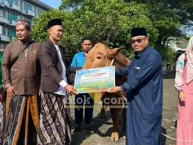 Penyerahan Simbolik Hewan Kurban Oleh Rektor UNISMA kepada Panitia Kurban.( foto: Blok-a.com/Zulkaria Irawan)