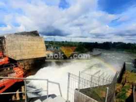 Perum Jasa Tirta I menggelontorkan endapan atau flushing tahunan di Bendungan Wlingi Raya dan Bendungan Lodoyo (foto: Blok-a.com/Fajar)