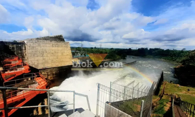 Perum Jasa Tirta I menggelontorkan endapan atau flushing tahunan di Bendungan Wlingi Raya dan Bendungan Lodoyo (foto: Blok-a.com/Fajar)