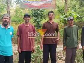 Perwakilan tokoh masyarakat sayutan saat dimintai keterangan di sekitar lokasi tambang (foto: Blok-a.com/Ananda)