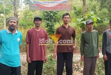 Perwakilan tokoh masyarakat sayutan saat dimintai keterangan di sekitar lokasi tambang (foto: Blok-a.com/Ananda)