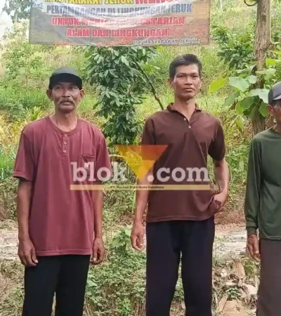 Perwakilan tokoh masyarakat sayutan saat dimintai keterangan di sekitar lokasi tambang (foto: Blok-a.com/Ananda)