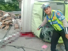 Petugas kepolisian saat berada di lokasi kecelakaan yang menewaskan sopir truk untuk evakuasi dan olah TKP (Foto: Dokumen PJR 3 Polda Jatim)