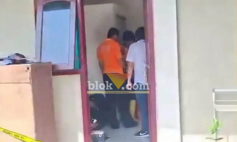 Petugas sedang evakuasi korban bunuh diri di kamar kos (foto: Blok-a.com/Syahrul Wijaya)
