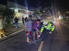 Piket lantas Polsek Gambiran, saat lakukan olah TKP insiden lakalantas truk kontra motor, di Jalan Raya Jember-Banyuwangi yang mengakibatkan satu korban tewas di tempat, Senin (4/5/2026) malam (foto: Blok-a.com/Kuryanto)