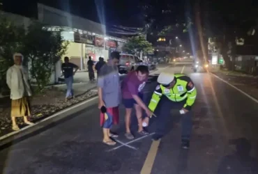 Piket lantas Polsek Gambiran, saat lakukan olah TKP insiden lakalantas truk kontra motor, di Jalan Raya Jember-Banyuwangi yang mengakibatkan satu korban tewas di tempat, Senin (4/5/2026) malam (foto: Blok-a.com/Kuryanto)