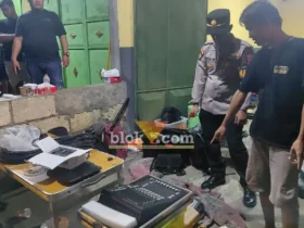 Polisi sedang olah TKP terjadinya insiden yang menewaskan operator video streaming kegiatan pengajian (foto: Blok-a.com/Syahrul Wijaya)