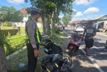 Polisi saat lakukan olah TKP insiden lakalantas beruntun yang melibatkan dua mobil dan satu motor yang terjadi di Jalan Raya Cluring, Banyuwangi, Minggu (24/5/2026)(dok Satlantas Banyuwangi)