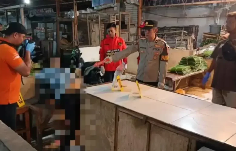 Polisi sedang evakuasi korban meninggal dunia dan olah TKP di pasar Tanjung Anyar Kota Mojokerto (foto: Istimewa)