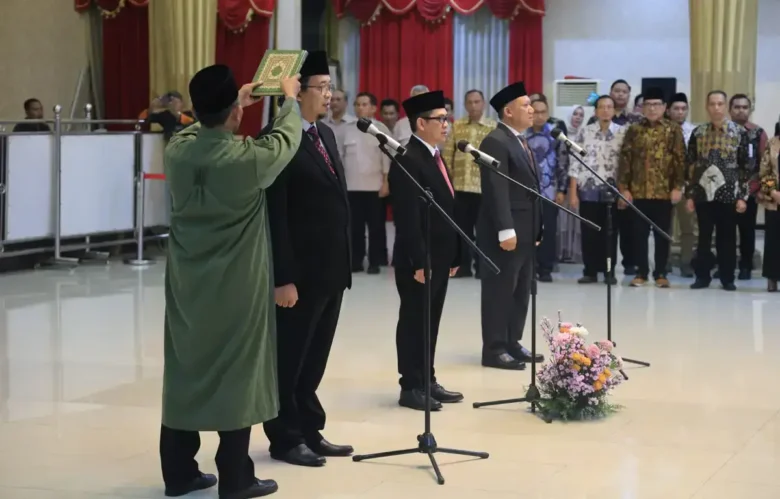 Prosesi pelantikan jajaran direksi Perumda Perkebunan Kahyangan (PDP), Rabu malam (13/5/2026). Ketiga direksi yang dilantik oleh Bupati Fawait tersebut adalah Gogot Cahyo Baskoro, Dima Akhyar, Nyoman Aribowo (foto: ist)