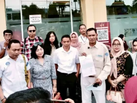 Sebanyak 23 advokat Peradi Banyuwangi saat melaporkan aktivis Macan Blambangan, M. Yunus Wahyudi, ke Mapolresta Banyuwangi, Selasa (19/5/2026) (foto: istimewa)