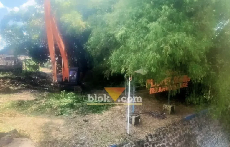 Sebuah alat berat dari BBWS untuk meratakan tanah di lokasi Plered Agung (foto: Blok-a.com/Ananda)