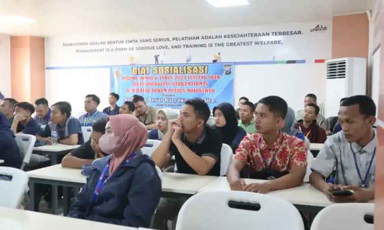 Sosialisasi tentang SKCK dengan karyawan PT Aice, Ngoro Industri Persada (foto: Dokumen Humas)