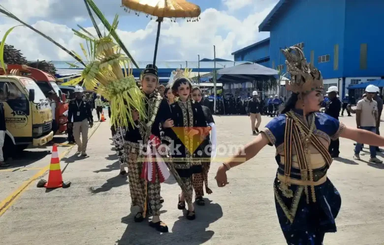 Tradisi Temanten Tebu sebagai penanda resmi dimulainya musim giling di PT Rejoso Manis Indo (RMI) Blitar (foto: Blok-a.com/Fajar)