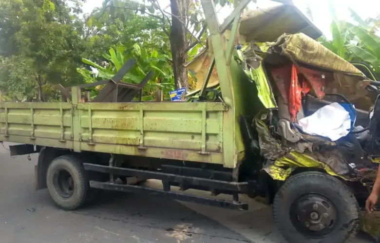 Truk yang terlibat kecelakaan di jalan raya Jatipelem, Diwek, Jombang (foto: Dokumen Satlantas Polres Jombang)