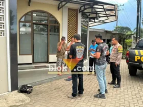 Unit Reskrim Polsek Glenmore saat lakukan olah TKP penemuan janin bayi laki-laki yang tergantung di toilet Mushola Nurul Huda, sekitar pukul 05.30 WIB, Selasa (12/5/2026) (foto: Blok-a.com/Kuryanto)