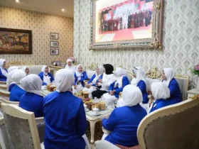 Wakil Bupati Sidoarjo, Mimik Idayana dan pengurus IWAPI ranting Kecamatan Krian