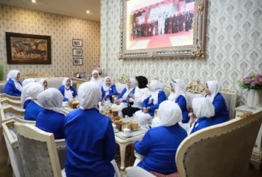 Wakil Bupati Sidoarjo, Mimik Idayana dan pengurus IWAPI ranting Kecamatan Krian