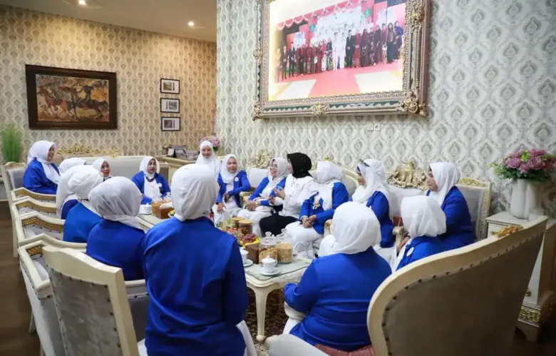 Wakil Bupati Sidoarjo, Mimik Idayana dan pengurus IWAPI ranting Kecamatan Krian