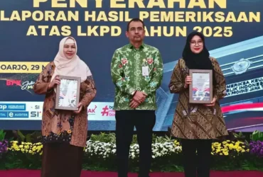 Caption : Wakil Ketua DPRD Banyuwangi, Hj. Siti Mafrochatin Ni’mah (kiri), mendampingi Bupati Ipuk Fiestiandani saat penyerahan LHP BPK atas LKPD Banyuwangi tahun 2025 (foto: istimewa)