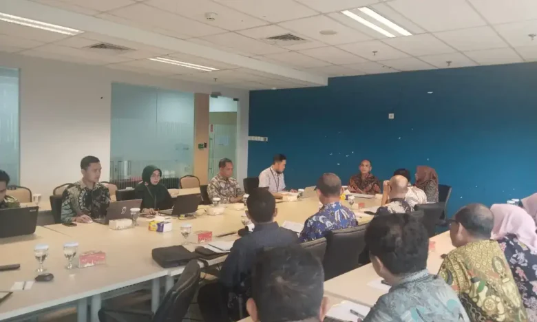 Wali kota didampingi Sekda kota Mojokerto saat menerima rekomendasi pencegahan korupsi dari KPK.(Foto: Dokumen Kominfo)