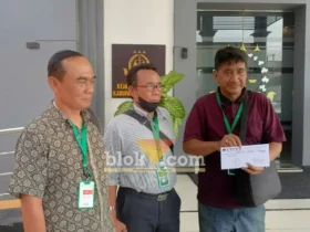 Warga bersama ketua LSM AMPUH dan ketua LSM Majapahit saat laporan ke kejaksaan negeri Mojokerto (foto: Blok-a.com/Syahrul Wijaya)
