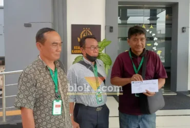 Warga bersama ketua LSM AMPUH dan ketua LSM Majapahit saat laporan ke kejaksaan negeri Mojokerto (foto: Blok-a.com/Syahrul Wijaya)