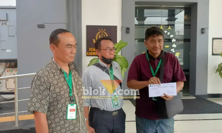 Warga bersama ketua LSM AMPUH dan ketua LSM Majapahit saat laporan ke kejaksaan negeri Mojokerto (foto: Blok-a.com/Syahrul Wijaya)
