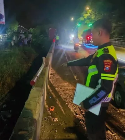 Piket lantas Polsek Wongsorejo, saat tunjukkan TKP truk boks Hino, yang alami laka tunggal di Jalan Nasional Banyuwangi–Situbondo, tepat di jembatan Kramasan, Desa Kecamatan Wongsorejo, Kamis (14/5/2026) (foto: dok Kanit lantas Polsek Wongsorejo)